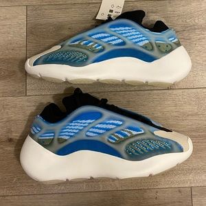 Yeezy Arzareth size 4